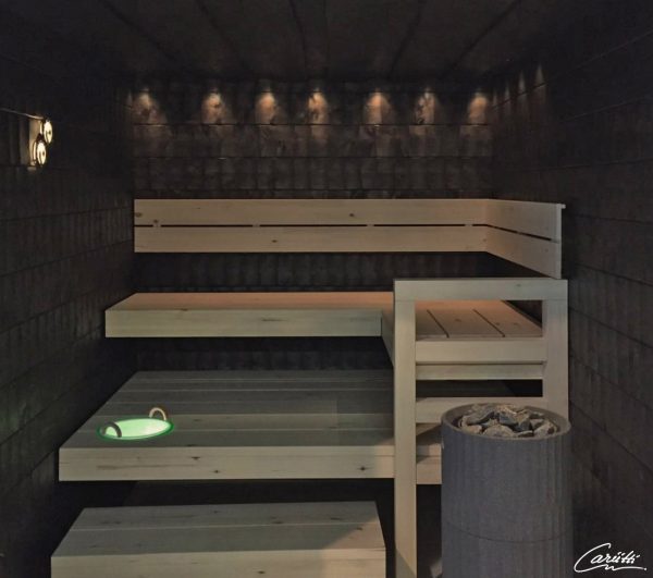Sauna Cariitin kuiduilla, valaistulla kiululla ja Kivi mittarilla.