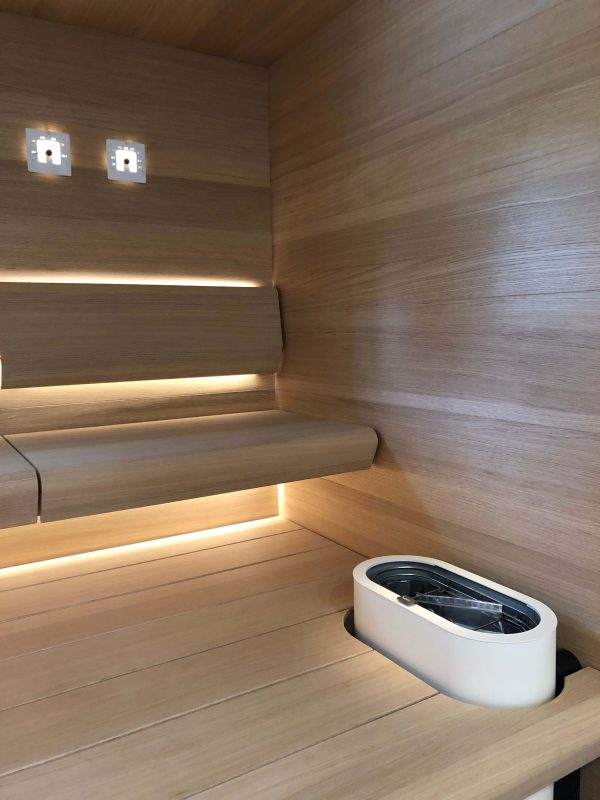 Cariitin Taive sauna Linear led -valaisintangoilla ja valaistuilla mittareilla.